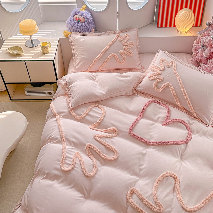 91家纺网 家纺一手货源 找家纺 缘生活 2026新款立体簇绒绣流苏四件套 大爱爱心手-粉色