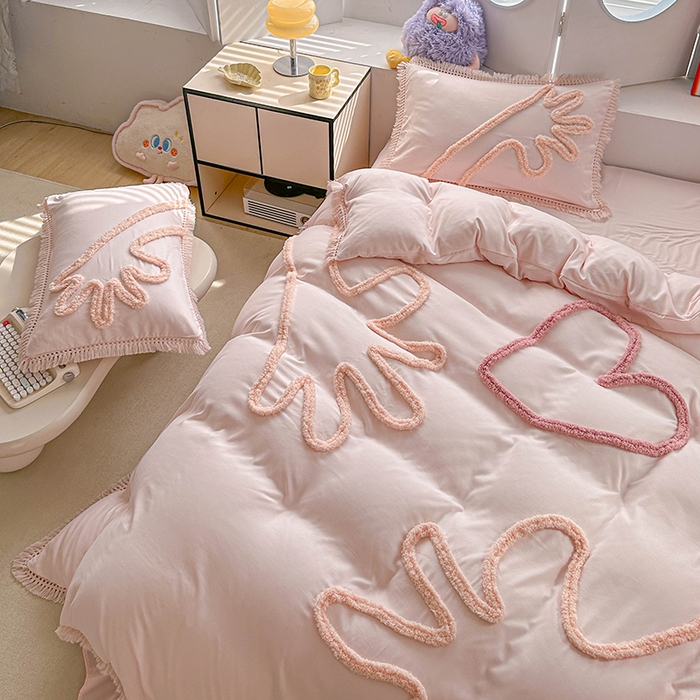 91家纺网 家纺一手货源 找家纺 缘生活 2026新款立体簇绒绣流苏四件套 大爱爱心手-粉色