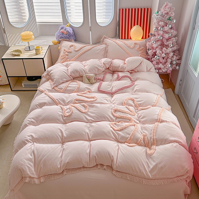 91家纺网 家纺一手货源 找家纺 缘生活 2026新款立体簇绒绣流苏四件套 大爱爱心手-粉色