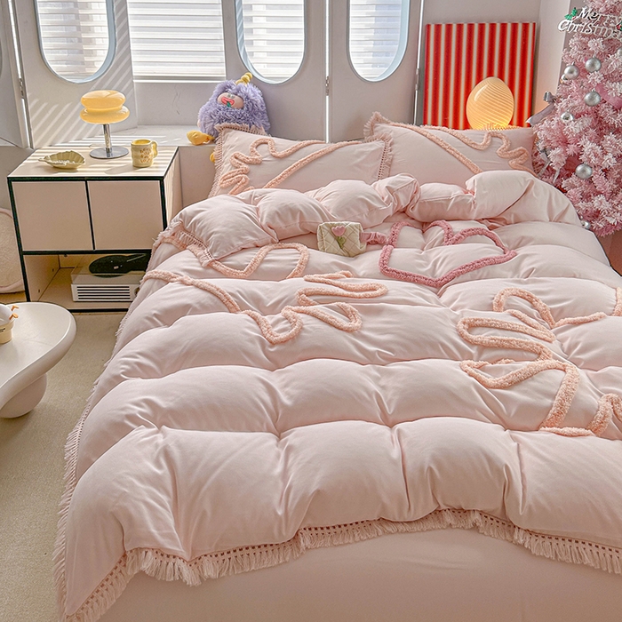 91家纺网 家纺一手货源 找家纺 缘生活 2026新款立体簇绒绣流苏四件套 大爱爱心手-粉色