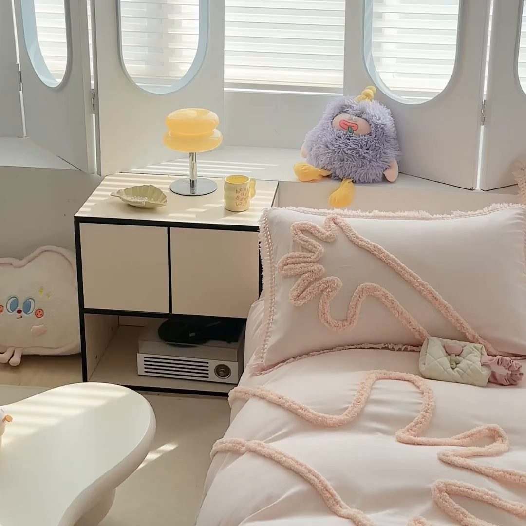 91家纺网 家纺一手货源 找家纺 缘生活 2026新款立体簇绒绣流苏四件套 大爱爱心手-粉色