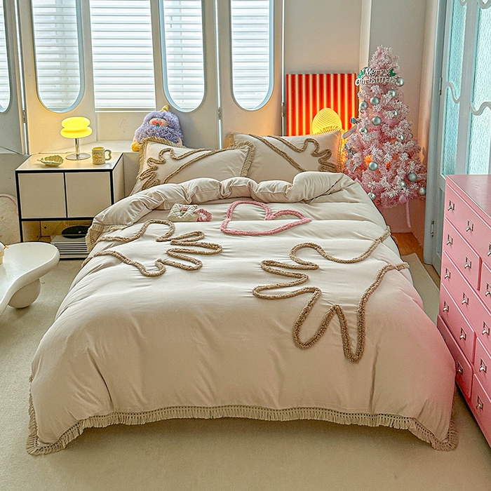 91家纺网 家纺一手货源 找家纺 缘生活 2026新款立体簇绒绣流苏四件套 大爱爱心手-卡其