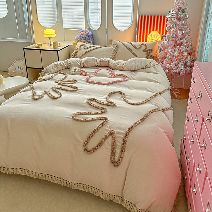 91家纺网 家纺一手货源 找家纺 缘生活 2026新款立体簇绒绣流苏四件套 大爱爱心手-卡其