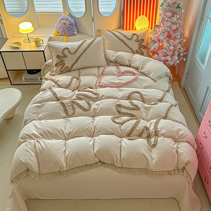 91家纺网 家纺一手货源 找家纺 缘生活 2026新款立体簇绒绣流苏四件套 大爱爱心手-卡其