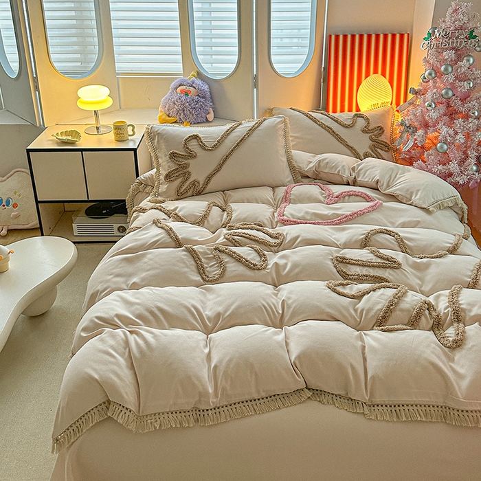 91家纺网 家纺一手货源 找家纺 缘生活 2026新款立体簇绒绣流苏四件套 大爱爱心手-卡其