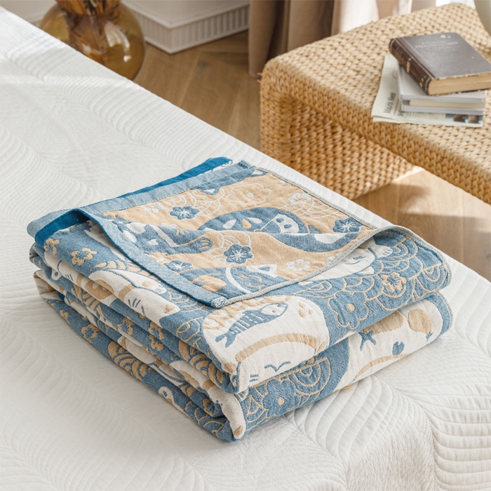 91家纺网 家纺一手货源 找家纺 朴尔家纺-毛巾被 2026春夏新款水洗全棉纯棉四层细纱系列毛巾被下班夏凉被空调被 招福瞄-蓝毛巾被