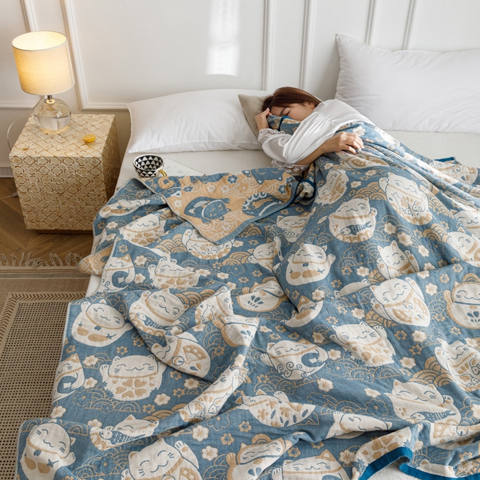 91家纺网 家纺一手货源 找家纺 朴尔家纺-毛巾被 2026春夏新款水洗全棉纯棉四层细纱系列毛巾被下班夏凉被空调被 招福瞄-蓝毛巾被