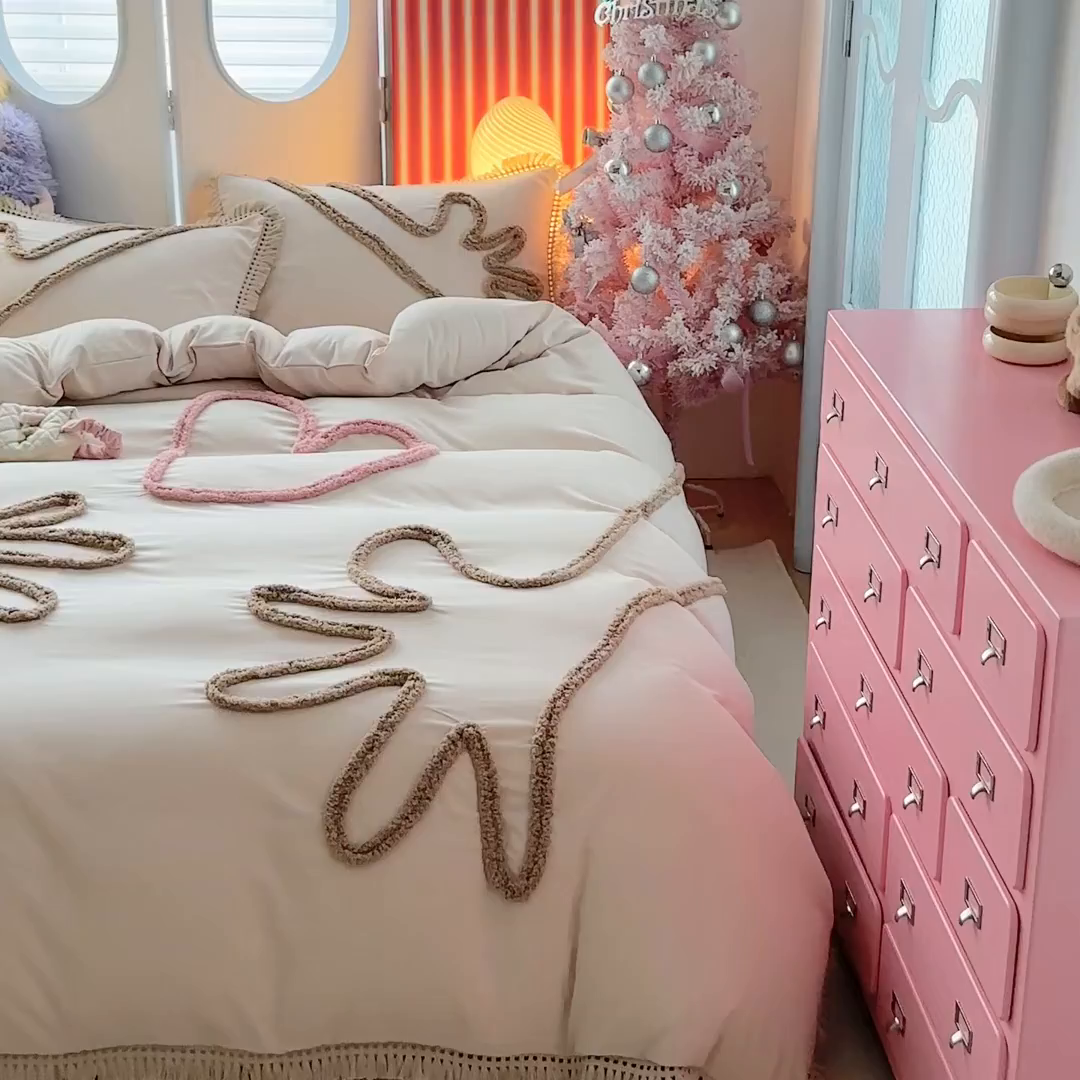 91家纺网 家纺一手货源 找家纺 缘生活 2026新款立体簇绒绣流苏四件套 大爱爱心手-卡其