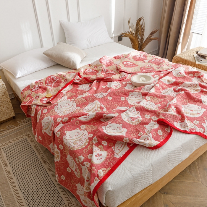 91家纺网 家纺一手货源 找家纺 朴尔家纺-毛巾被 2026春夏新款水洗全棉纯棉四层细纱系列毛巾被下班夏凉被空调被 招福瞄-红毛巾被