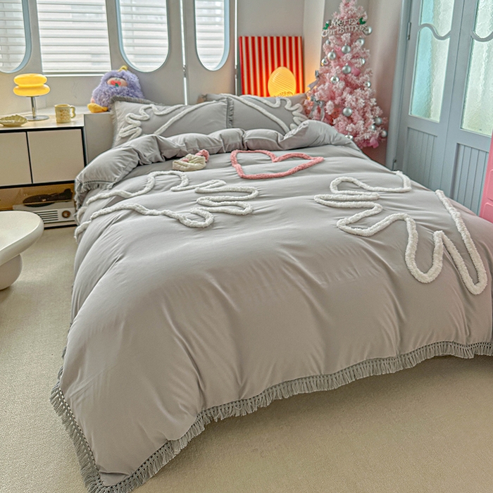 91家纺网 家纺一手货源 找家纺 缘生活 2026新款立体簇绒绣流苏四件套 大爱爱心手-浅灰