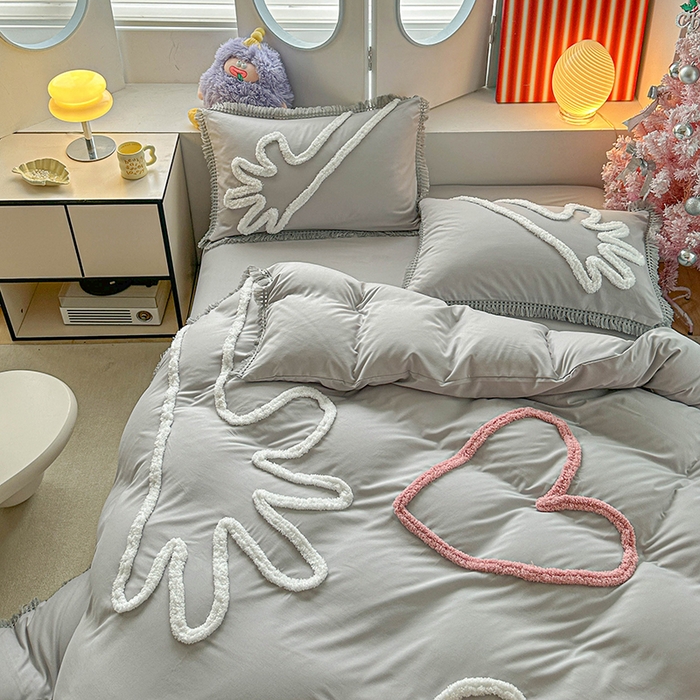 91家纺网 家纺一手货源 找家纺 缘生活 2026新款立体簇绒绣流苏四件套 大爱爱心手-浅灰