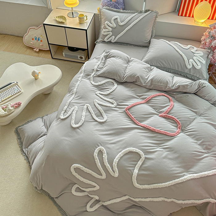 91家纺网 家纺一手货源 找家纺 缘生活 2026新款立体簇绒绣流苏四件套 大爱爱心手-浅灰