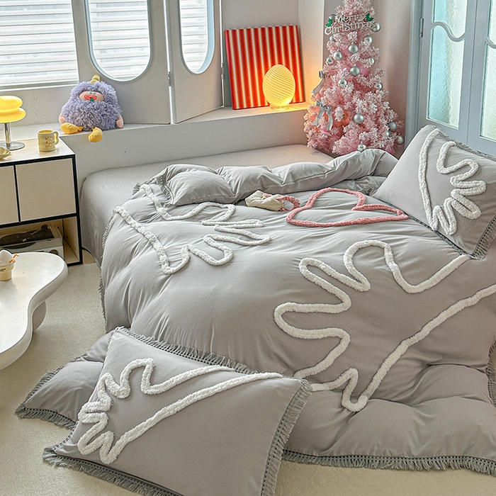 91家纺网 家纺一手货源 找家纺 缘生活 2026新款立体簇绒绣流苏四件套 大爱爱心手-浅灰