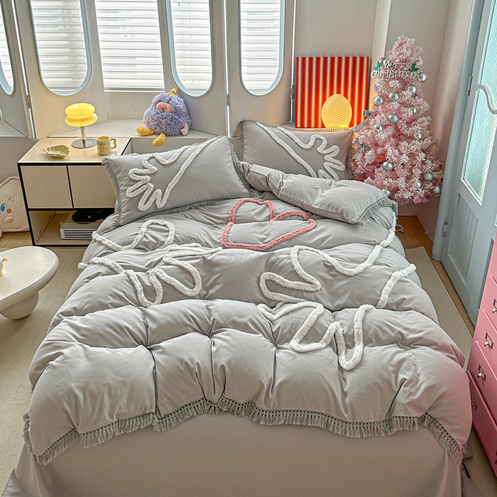 91家纺网 家纺一手货源 找家纺 缘生活 2026新款立体簇绒绣流苏四件套 大爱爱心手-浅灰