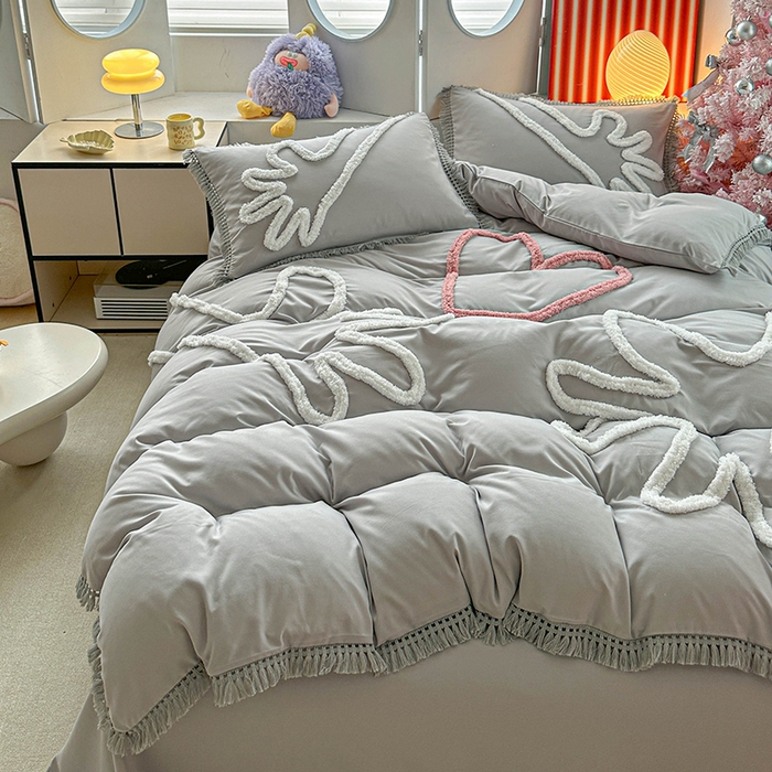 91家纺网 家纺一手货源 找家纺 缘生活 2026新款立体簇绒绣流苏四件套 大爱爱心手-浅灰