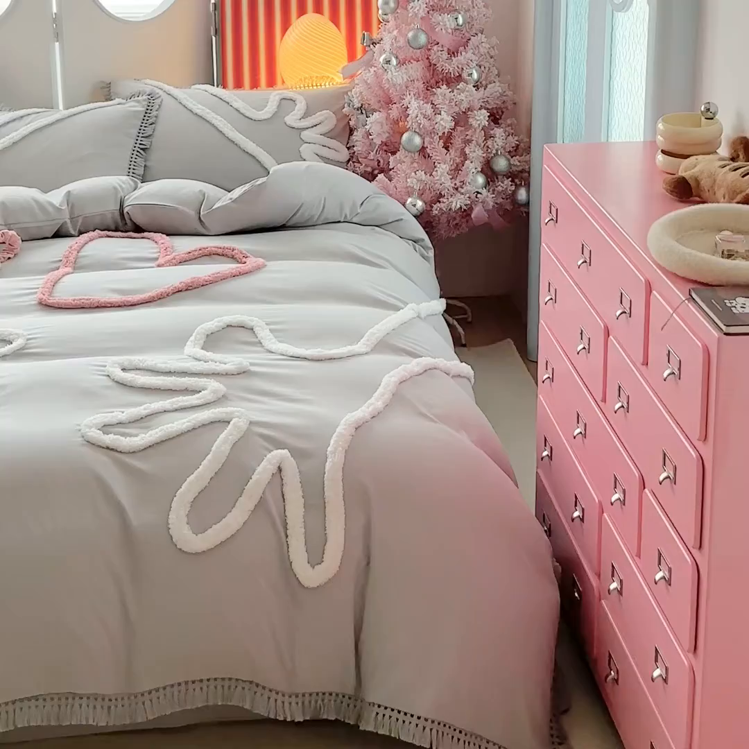 91家纺网 家纺一手货源 找家纺 缘生活 2026新款立体簇绒绣流苏四件套 大爱爱心手-浅灰