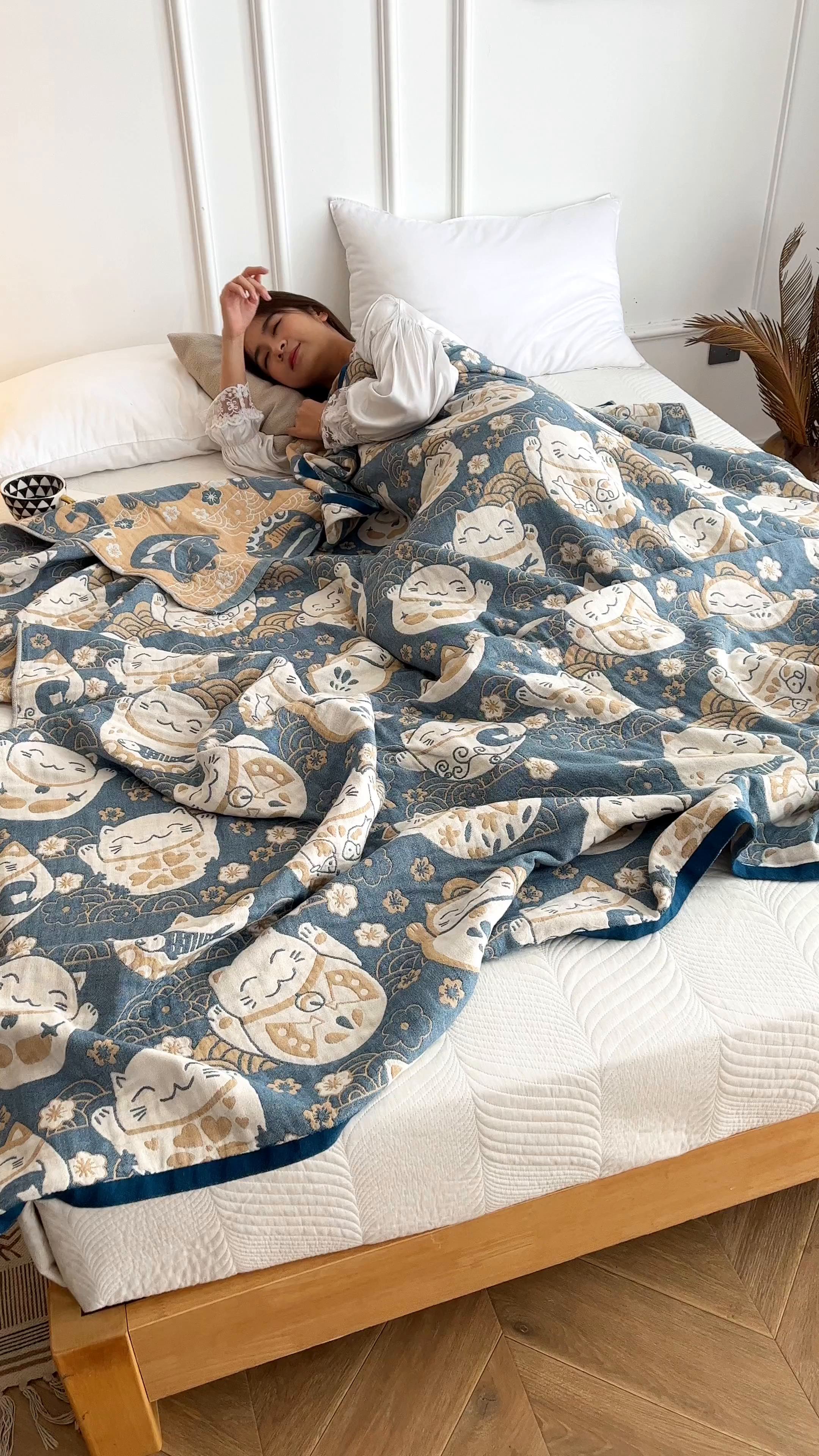 91家纺网 家纺一手货源 找家纺 朴尔家纺-毛巾被 2026春夏新款水洗全棉纯棉四层细纱系列毛巾被下班夏凉被空调被 招福瞄-蓝毛巾被