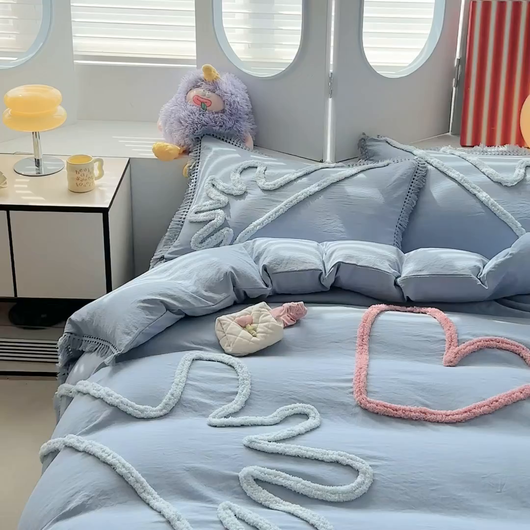 91家纺网 家纺一手货源 找家纺 缘生活 2026新款立体簇绒绣流苏四件套 大爱爱心手-浅蓝
