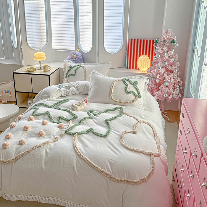91家纺网 家纺一手货源 找家纺 缘生活 2026新款立体簇绒绣流苏四件套 大爱草莓-本白
