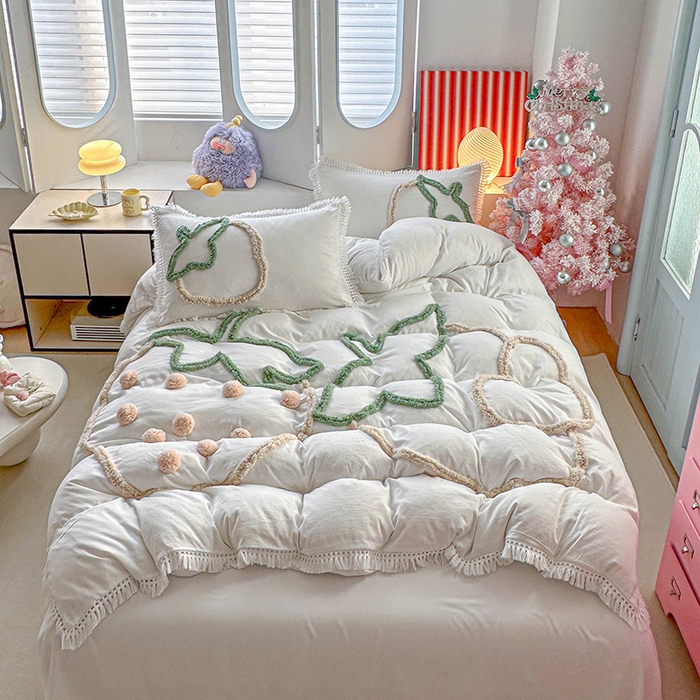 91家纺网 家纺一手货源 找家纺 缘生活 2026新款立体簇绒绣流苏四件套 大爱草莓-本白