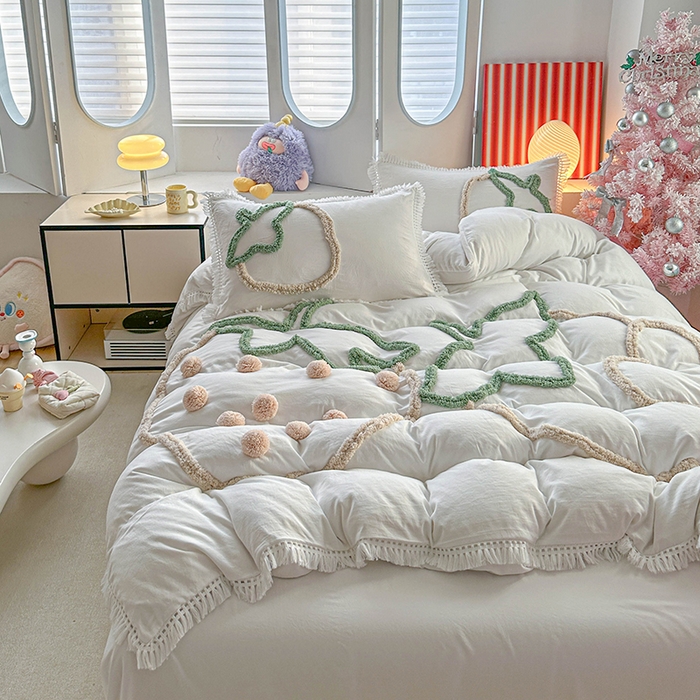 91家纺网 家纺一手货源 找家纺 缘生活 2026新款立体簇绒绣流苏四件套 大爱草莓-本白