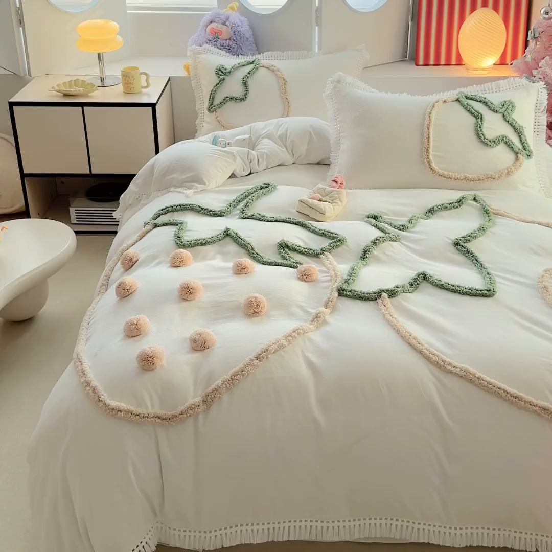 91家纺网 家纺一手货源 找家纺 缘生活 2026新款立体簇绒绣流苏四件套 大爱草莓-本白