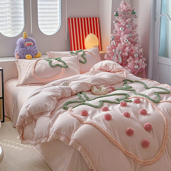 91家纺网 家纺一手货源 找家纺 缘生活 2026新款立体簇绒绣流苏四件套 大爱草莓-粉色