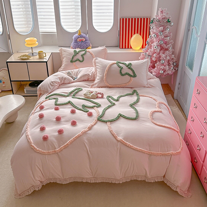 91家纺网 家纺一手货源 找家纺 缘生活 2026新款立体簇绒绣流苏四件套 大爱草莓-粉色
