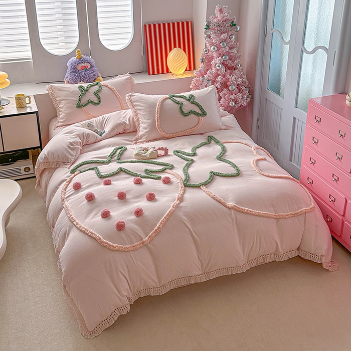 91家纺网 家纺一手货源 找家纺 缘生活 2026新款立体簇绒绣流苏四件套 大爱草莓-粉色