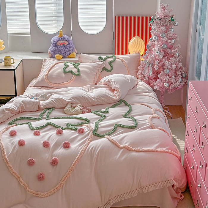 91家纺网 家纺一手货源 找家纺 缘生活 2026新款立体簇绒绣流苏四件套 大爱草莓-粉色