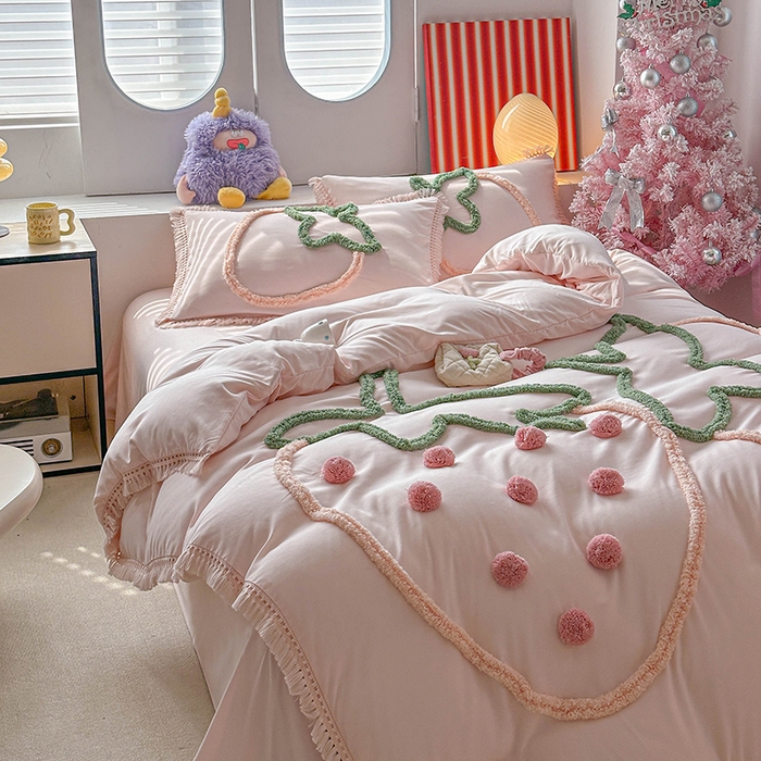 91家纺网 家纺一手货源 找家纺 缘生活 2026新款立体簇绒绣流苏四件套 大爱草莓-粉色