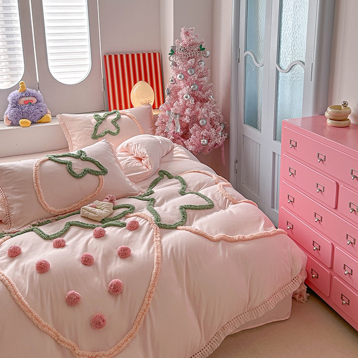 91家纺网 家纺一手货源 找家纺 缘生活 2026新款立体簇绒绣流苏四件套 大爱草莓-粉色