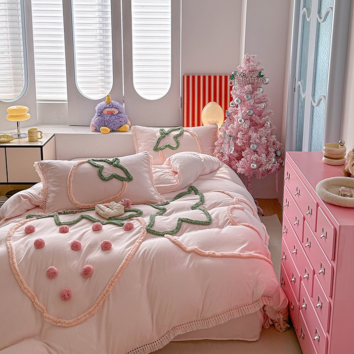 91家纺网 家纺一手货源 找家纺 缘生活 2026新款立体簇绒绣流苏四件套 大爱草莓-粉色