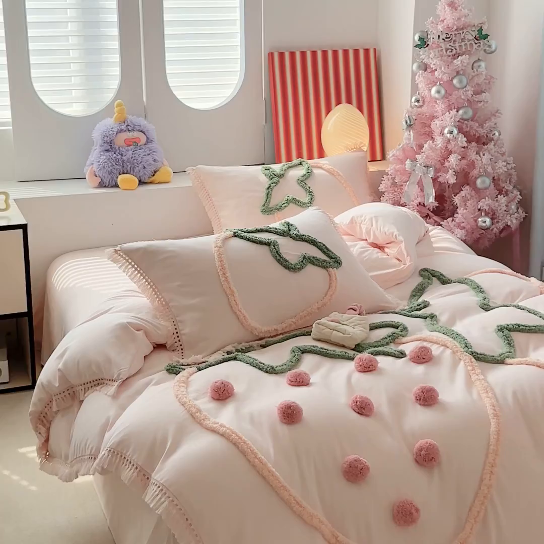 91家纺网 家纺一手货源 找家纺 缘生活 2026新款立体簇绒绣流苏四件套 大爱草莓-粉色