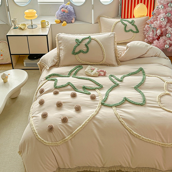 91家纺网 家纺一手货源 找家纺 缘生活 2026新款立体簇绒绣流苏四件套 大爱草莓-卡其