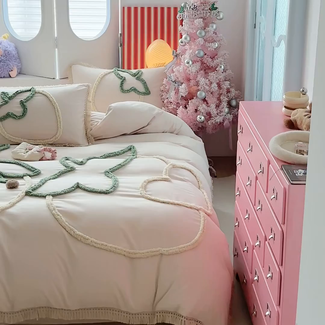 91家纺网 家纺一手货源 找家纺 缘生活 2026新款立体簇绒绣流苏四件套 大爱草莓-卡其