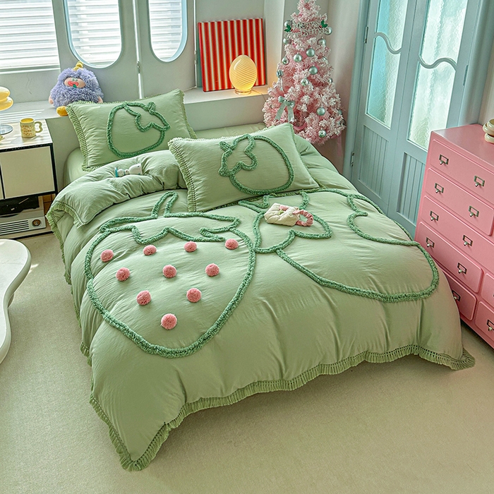 91家纺网 家纺一手货源 找家纺 缘生活 2026新款立体簇绒绣流苏四件套 大爱草莓-抹茶绿