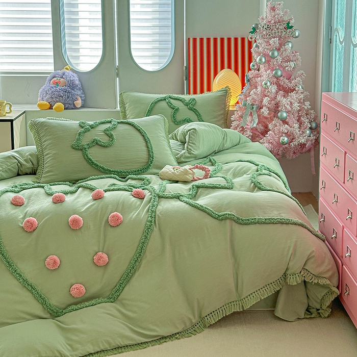 91家纺网 家纺一手货源 找家纺 缘生活 2026新款立体簇绒绣流苏四件套 大爱草莓-抹茶绿