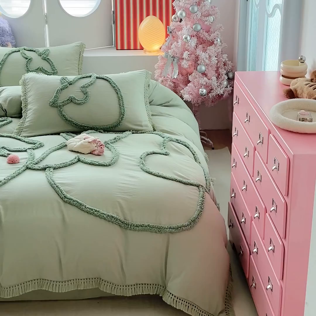91家纺网 家纺一手货源 找家纺 缘生活 2026新款立体簇绒绣流苏四件套 大爱草莓-抹茶绿