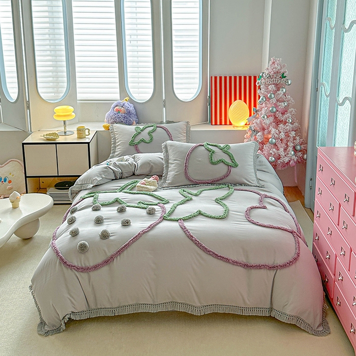 91家纺网 家纺一手货源 找家纺 缘生活 2026新款立体簇绒绣流苏四件套 大爱草莓-浅灰