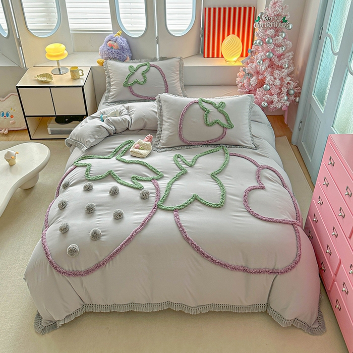 91家纺网 家纺一手货源 找家纺 缘生活 2026新款立体簇绒绣流苏四件套 大爱草莓-浅灰