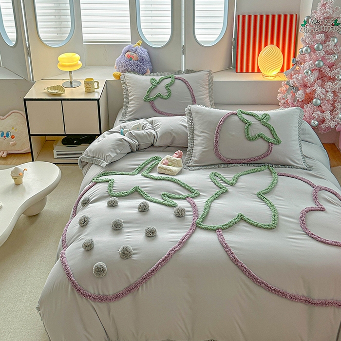 91家纺网 家纺一手货源 找家纺 缘生活 2026新款立体簇绒绣流苏四件套 大爱草莓-浅灰