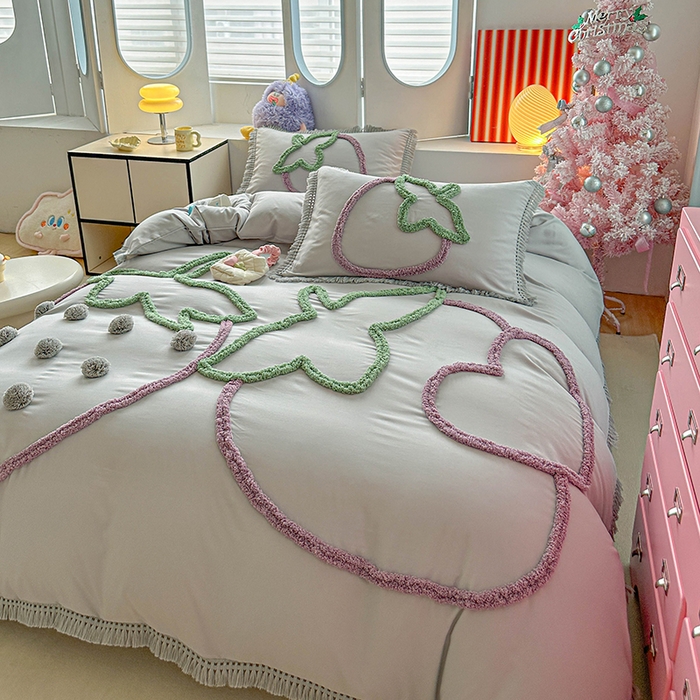 91家纺网 家纺一手货源 找家纺 缘生活 2026新款立体簇绒绣流苏四件套 大爱草莓-浅灰
