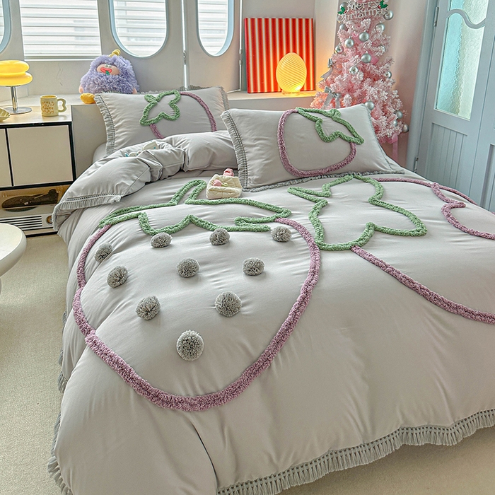 91家纺网 家纺一手货源 找家纺 缘生活 2026新款立体簇绒绣流苏四件套 大爱草莓-浅灰