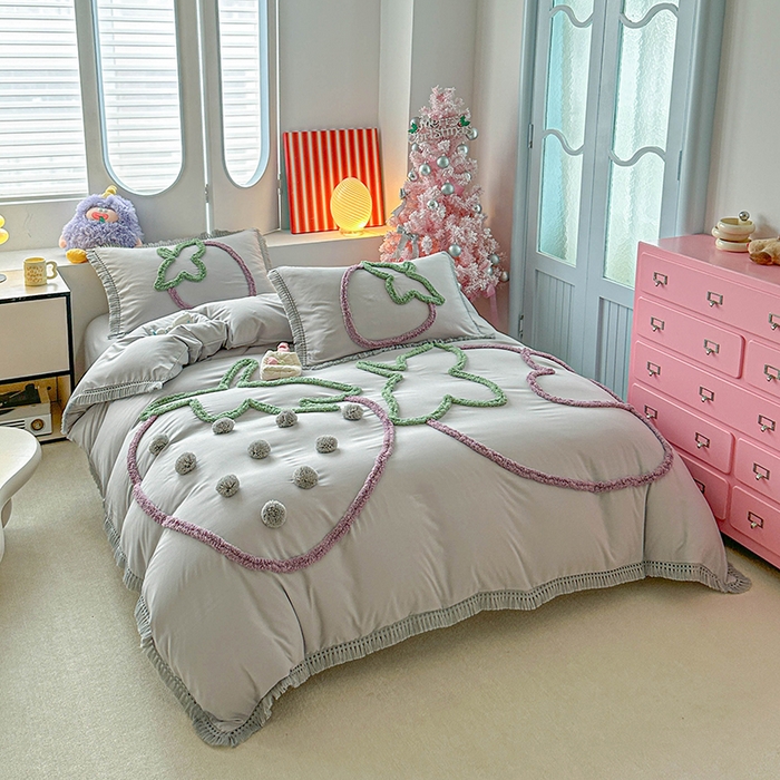 91家纺网 家纺一手货源 找家纺 缘生活 2026新款立体簇绒绣流苏四件套 大爱草莓-浅灰