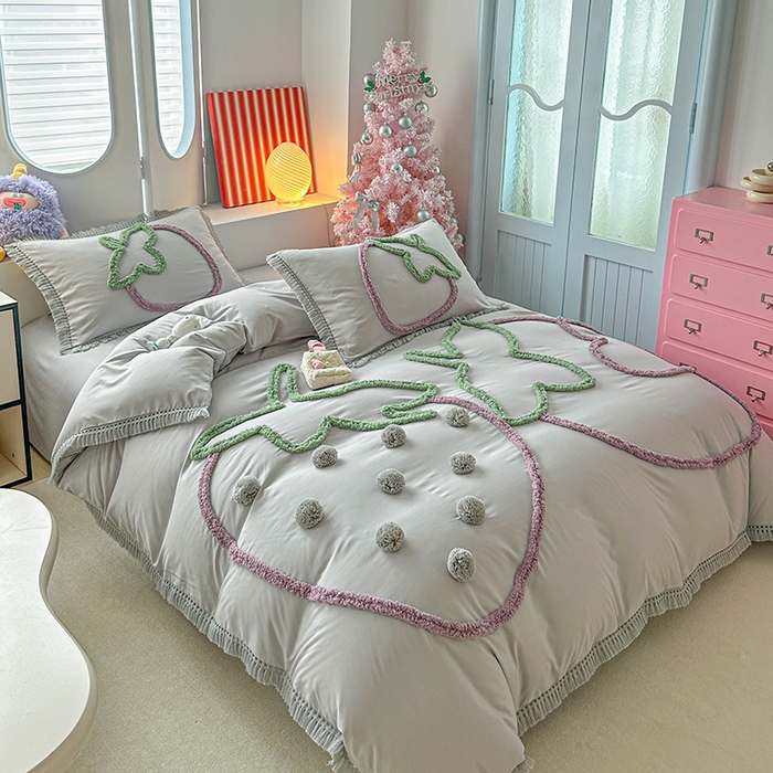 91家纺网 家纺一手货源 找家纺 缘生活 2026新款立体簇绒绣流苏四件套 大爱草莓-浅灰