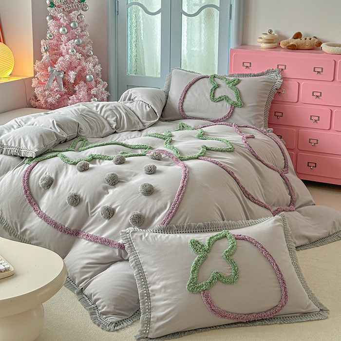 91家纺网 家纺一手货源 找家纺 缘生活 2026新款立体簇绒绣流苏四件套 大爱草莓-浅灰