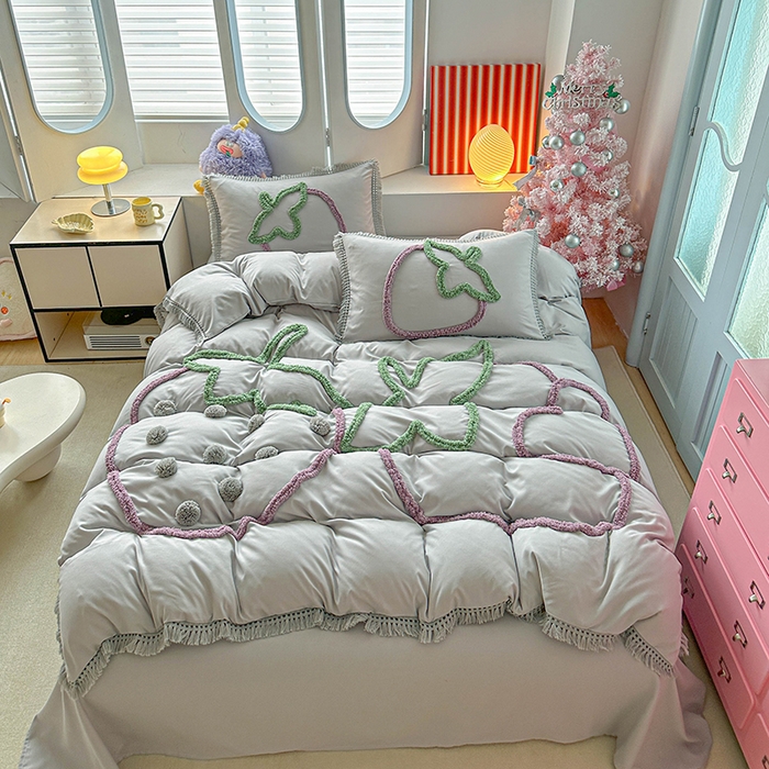 91家纺网 家纺一手货源 找家纺 缘生活 2026新款立体簇绒绣流苏四件套 大爱草莓-浅灰