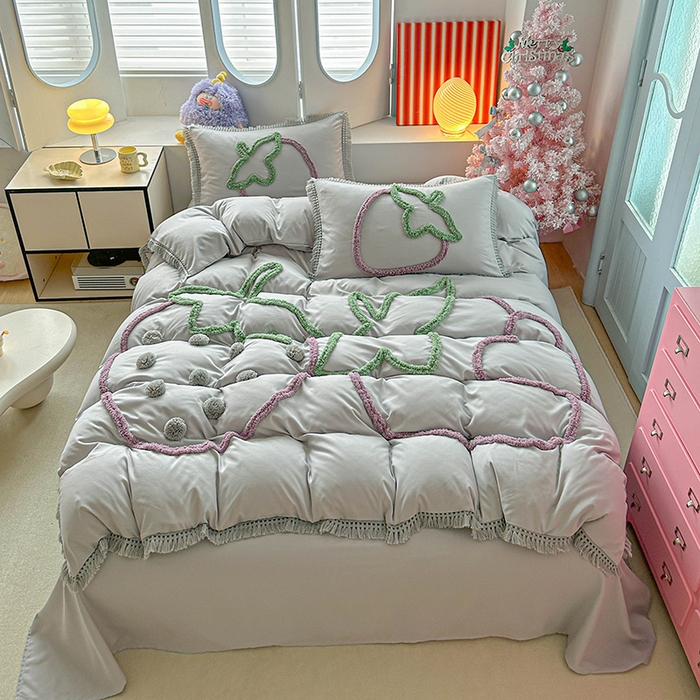 91家纺网 家纺一手货源 找家纺 缘生活 2026新款立体簇绒绣流苏四件套 大爱草莓-浅灰