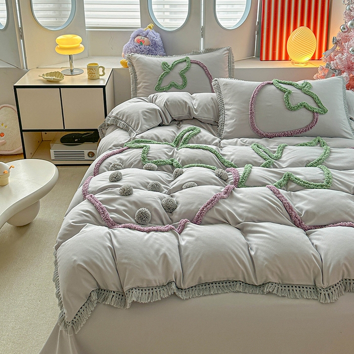 91家纺网 家纺一手货源 找家纺 缘生活 2026新款立体簇绒绣流苏四件套 大爱草莓-浅灰